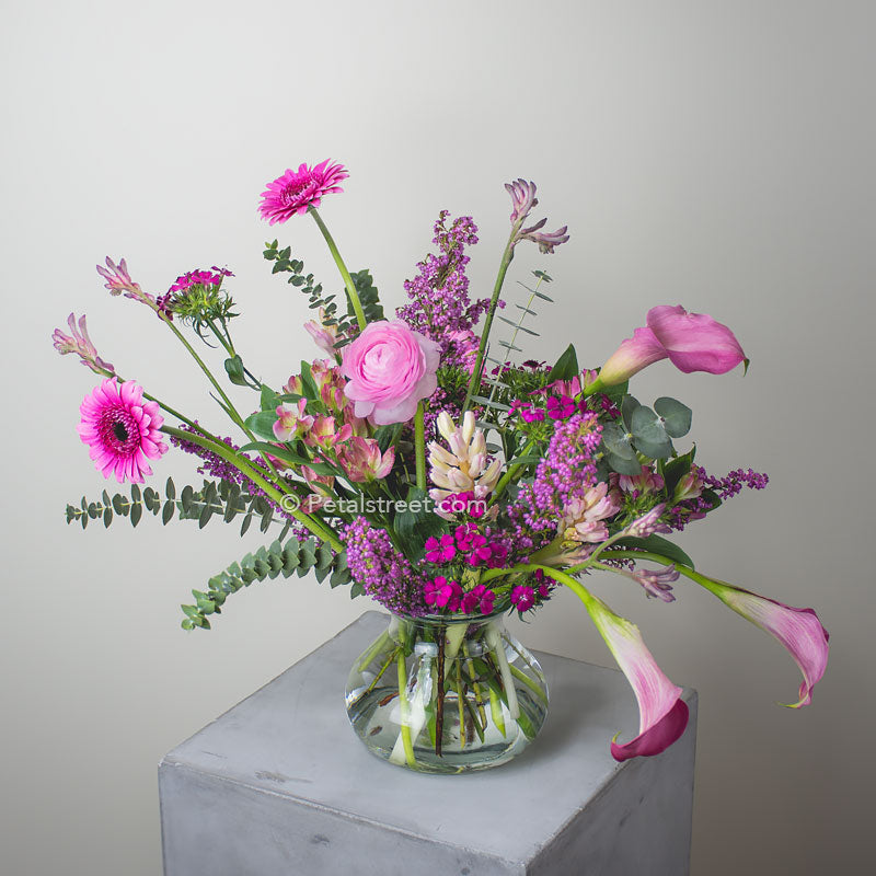 https://www.petalstreet.com/cdn/shop/products/mixed-pink-flower-arrangement_f4806d16-3c07-4014-908c-6c9814946061.jpg?v=1643109274